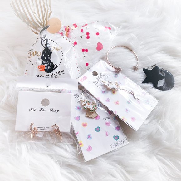 Free Gift With $10+ Purchase - Picture 1 of 1
